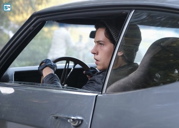 Jughead Jones, joué par Cole Sprouse, dans une voiture avec Archie 