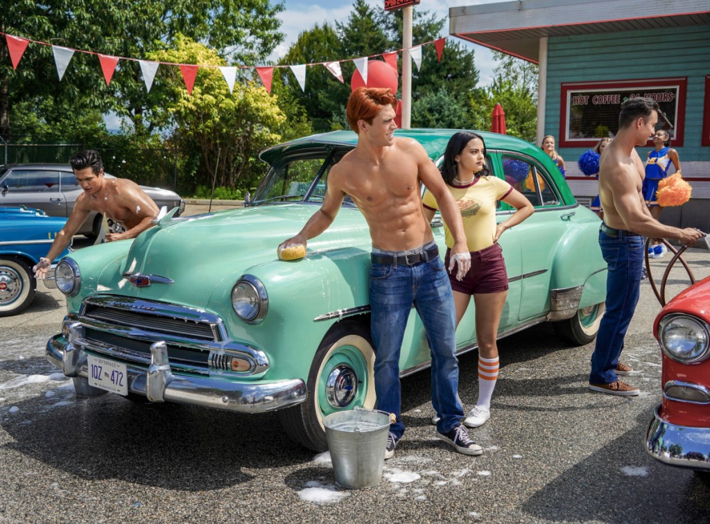 Archie (KJ Apa), muscles saillants, avec Veronica (Camila Mendes)