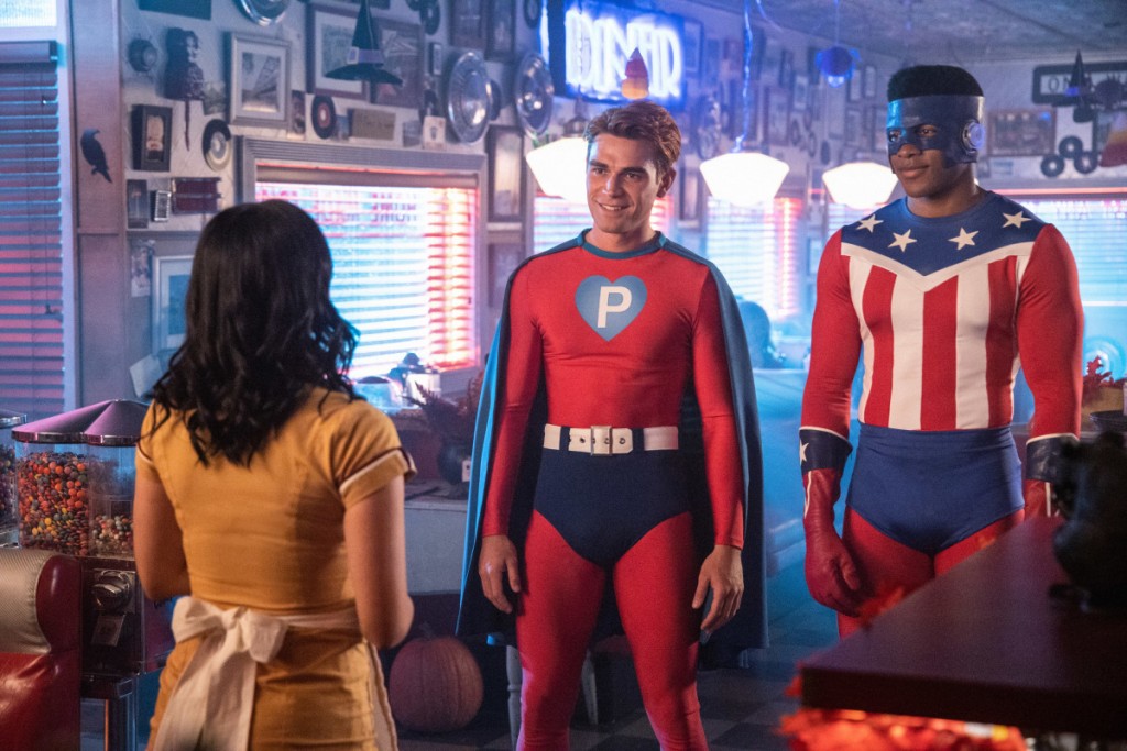Archie (KJ Apa) & Mad Dog (Eli Goree) déguisés en super-héros