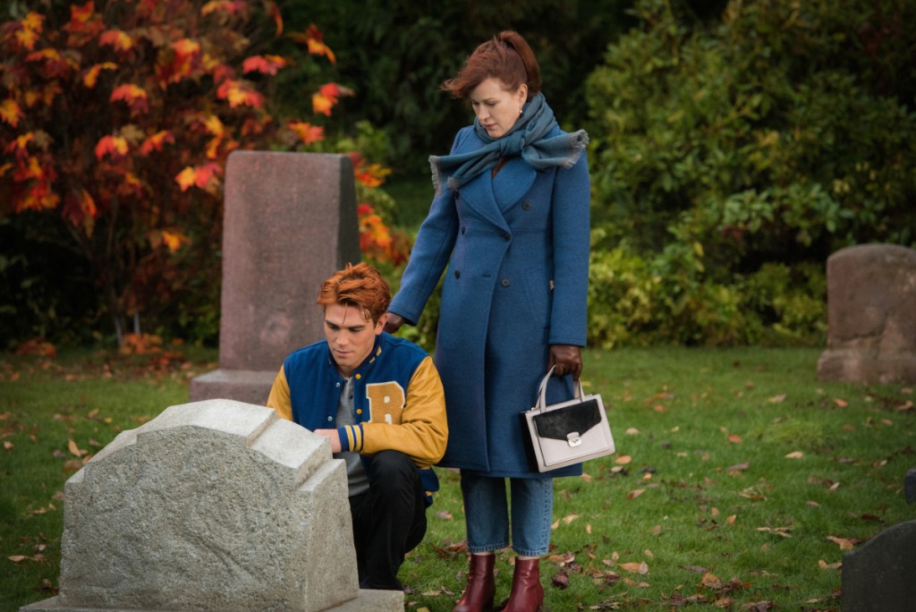 Archie & Mary se recueillent sur la tombe de Fred