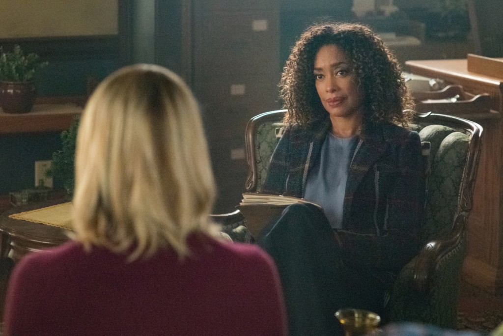 Mrs. Burble (Gina Torres) écoute attentivement Alice