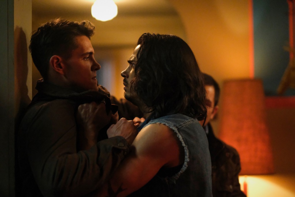 Altercation entre Kevin (Casey Cott) & Fangs (Drew Ray Tanner)