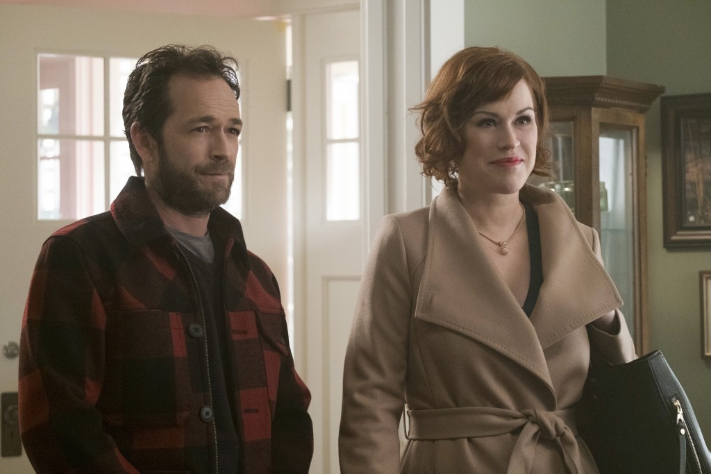 Fred (Luke Perry) & Mary Andrews (Molly Ringwald)