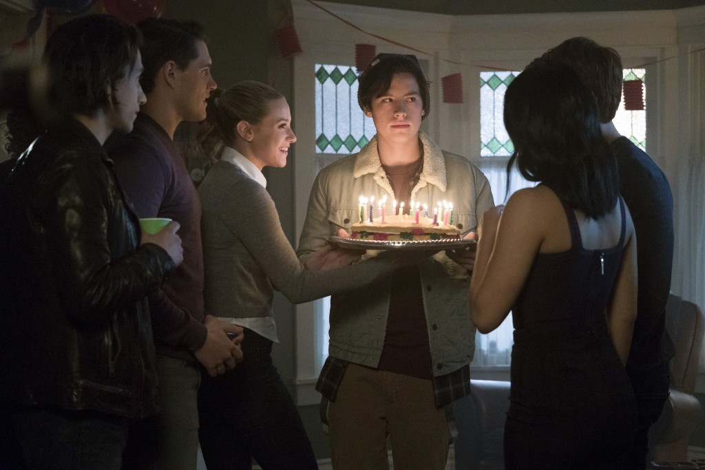 Jughead Jones (Cole Sprouse) fête son anniversaire